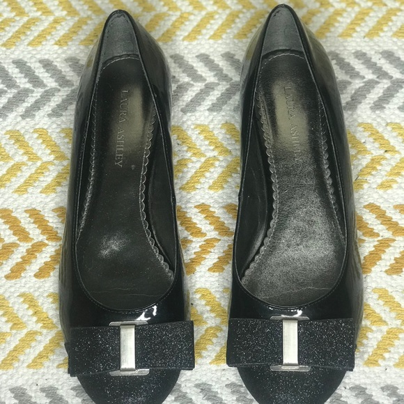 Black Flats With Bow - Picture 2 of 2